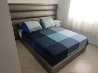 Una cama con dos almohadas encima en una habitación. en Martil Vacation Apartment, en Martil