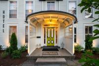 una puerta delantera de una casa blanca con una puerta amarilla en Twin Gables of Woodstock, en Woodstock