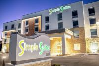 Un gran edificio con un cartel delante. en Simple Suites Boise Airport, en Boise