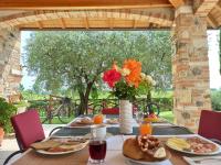 Jedlo v ubytovaní bed & breakfast alebo blízkom okolí