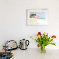 Zestaw do parzenia kawy i herbaty w obiekcie Modern House With Panoramic Sea View In Mallorca