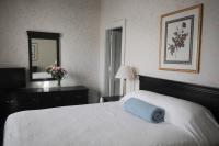 Un dormitorio con una cama con una almohada azul encima. en Hotel Coolidge, en White River Junction