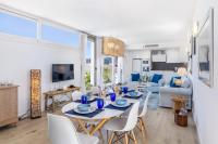Telewizja i/lub zestaw kina domowego w obiekcie Sunny Townhouse With Terrace in Son Serra