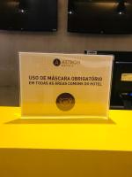 Astron Suítes Mondial Salvador by Nobileに飾ってある許可証、賞状、看板またはその他の書類