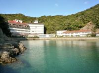 un grupo de edificios a orillas de un río en Hotel Nagisaya, en Katsuura