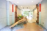 a hallway with a large tree branch on the floor at 日月潭山慕藝旅 Sun Moon Inn in Yuchi
