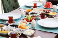 een tafel met borden en kommen met voedsel bij Akayda Butik Hotel in Side