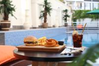 een tafel met een sandwich, uienringen en een drankje bij Akayda Butik Hotel in Side