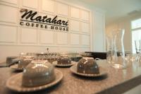 Hotel Casuarina@Kuala Kangsar في كوالا لكانغسار: مقهى مع أطباق وأكواب على المنضدة