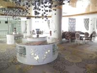 Una habitación con un lavabo y una mesa con sillas. en Sutanraja Hotel & Convention Centre, en Soreang