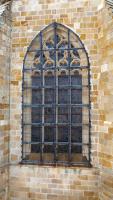 una ventana en el lateral de un edificio de ladrillo en Studio 1769 Sainte-Chapelle, en Vic-le-Comte