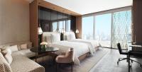 Four Seasons Hotel Kuwait at Burj Alshayaにあるベッド