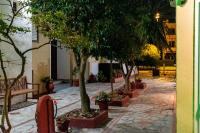 A garden outside Carpe Diem Rooms Nei Pori