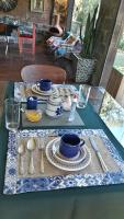 een tafel met borden en keukengerei op een tafel bij Casa no Céu in Petrópolis