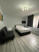 Un dormitorio con una cama y una silla dentro. en Comfortable - Cosy - Budget Studios in City Center, en Londres