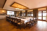 een grote conferentieruimte met een lange tafel en stoelen bij REJVÍZ 1 Hotel & Spa in Rejvíz