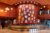 eine Lobby eines Hotels mit einer Wand aus Bildern in der Unterkunft U Splash Resort Eilat in Eilat