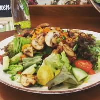 加瑞尔Landhotel Witte-König的桌上有一盘沙拉,上面有虾和蔬菜