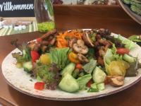加瑞尔Landhotel Witte-König的桌上有一盘沙拉,上面有肉和蔬菜