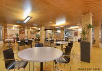 Habitación grande con mesas y sillas en una biblioteca. en Auberge de Jeunesse HI Paris Yves Robert, en París