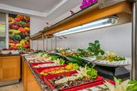 een buffet met veel borden eten bij Arsi Blue Beach Hotel in Alanya