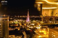 vistas a una ciudad iluminada por la noche en Golden Ingá Hotel, en Maringá