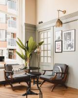 Een zitgedeelte bij FINCH Boutique Hotel, downtown