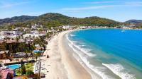 una vista aérea de una playa y el océano en Bungalows Maria Teresa, en Rincón de Guayabitos