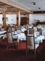 Restaurace v ubytování Ferienwohnung Grischuna