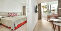 Postel nebo postele na pokoji v ubytování Hoposa Hotel & Apartaments VillaConcha