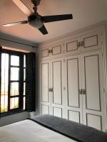a bedroom with a ceiling fan and white cabinets at Apartamento Los Olivos Jerez in Jerez de la Frontera
