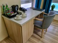 Príslušenstvo na prípravu kávy alebo čaju v ubytovaní Antonińska Hotel & Apartamenty