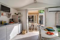 Il comprend une cuisine et une salle à manger avec une table. dans l&#39;établissement Camping Le Bois Fleuri, à Argelès-sur-Mer