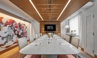 Hotel Zena Washington DCにあるテレビまたはエンターテインメントセンター
