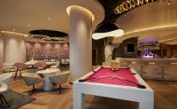 una mesa de billar en un restaurante con bar en Hotel Zena Washington DC, en Washington
