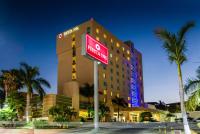 トゥストラ・グティエレスにあるFiesta Inn Tuxtla Gutierrezの看板が掲げられたホテルの建物