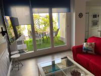 Posezení v ubytování Ático 90m de terraza, jacuzzi privado y cargador de coche eléctrico en Cabria, Almuñecar
