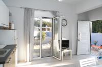 Televízia a/alebo spoločenská miestnosť v ubytovaní Manos Housing Units