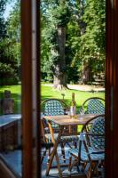 einen Holztisch mit Stühlen und eine Flasche Wein in der Unterkunft Boutique hotel Shamon in Eeklo