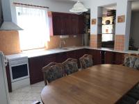 Kuchyňa alebo kuchynka v ubytovaní Panoráma Apartman Ház