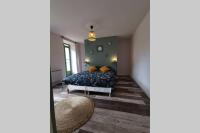 1 dormitorio con 1 cama con cabecero verde en Joli appartement maison, Dol de Bretagne, calme et lumineux, proche Mont-Saint-Michel et Saint-Malo, en Dol-de-Bretagne