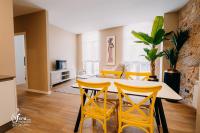 Televízia a/alebo spoločenská miestnosť v ubytovaní Apartamentos Rúa Vella