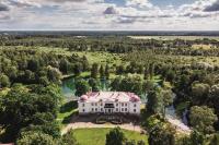 una vista aérea de una gran casa blanca en un campo en Maidla Nature Resort, en Maidla