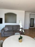 ein Wohnzimmer mit einem weißen Tisch und einem Sofa in der Unterkunft T2 VUE IMPRENABLE SUR CASSIS in Cassis