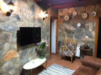 Televízia a/alebo spoločenská miestnosť v ubytovaní Casa rural Pérez Martín