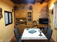 Televízia a/alebo spoločenská miestnosť v ubytovaní Casa rural Pérez Martín