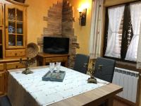 Televízia a/alebo spoločenská miestnosť v ubytovaní Casa rural Pérez Martín