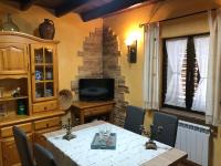 Televízia a/alebo spoločenská miestnosť v ubytovaní Casa rural Pérez Martín