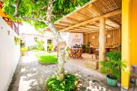 a courtyard with a tree in a house at Pousada Por do Sol in Trancoso