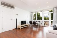 Televízia a/alebo spoločenská miestnosť v ubytovaní Apartments Warsaw Niecala Noclegi Renters